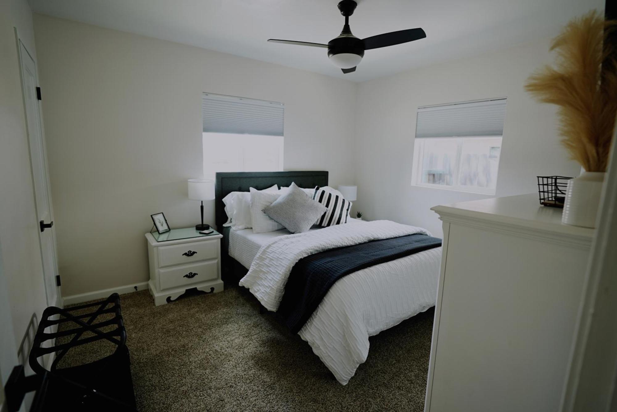 Centrally Located! Remodeled! Huge Backyard! The White House Albuquerque Luaran gambar