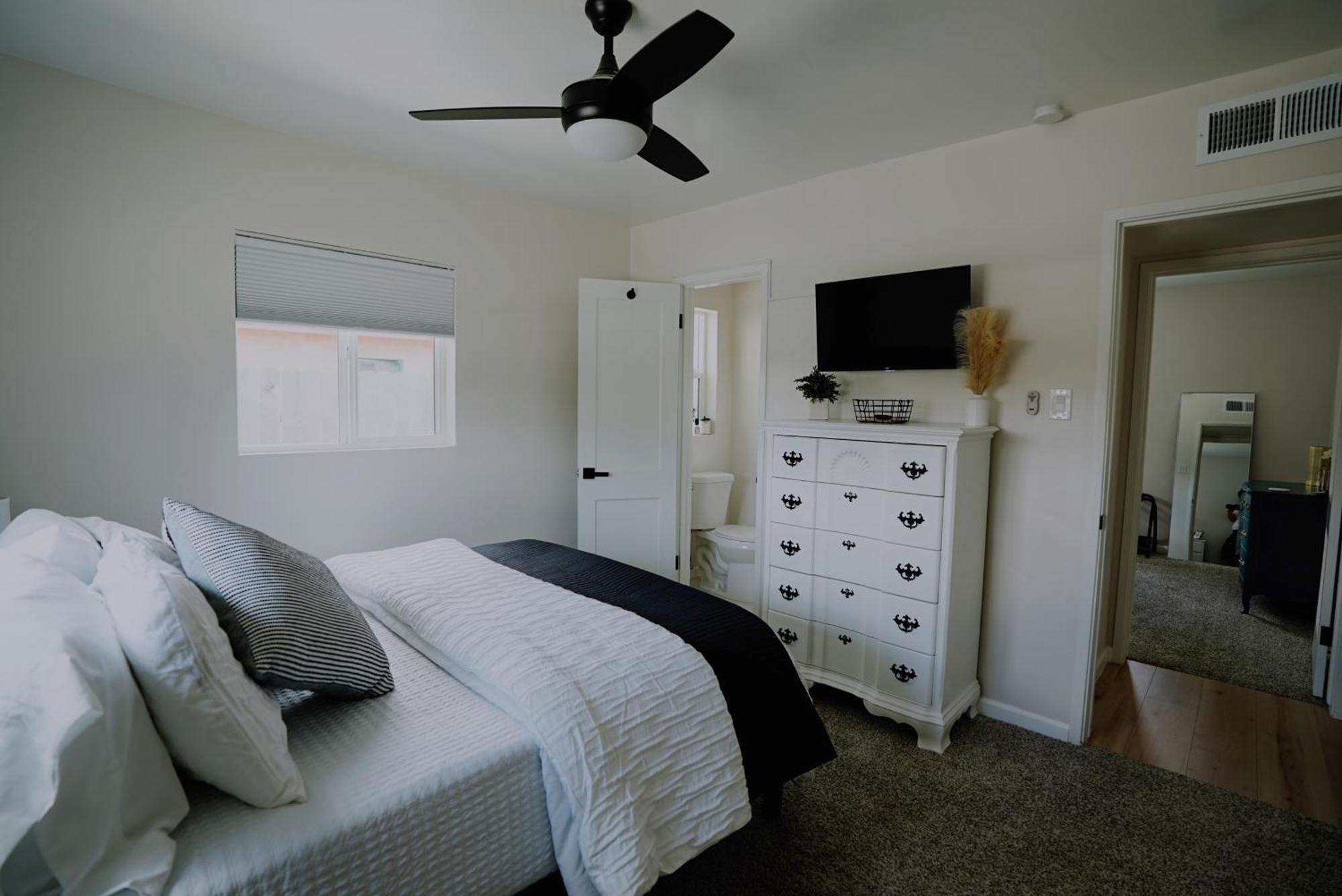 Centrally Located! Remodeled! Huge Backyard! The White House Albuquerque Luaran gambar